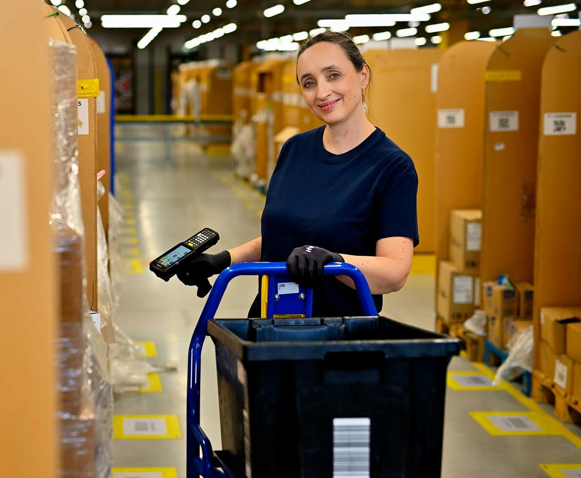 žena v Amazonu se čtečkou-center žena v Amazonu se čtečkou